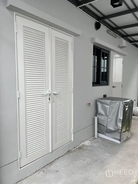 独立式住宅 出租在Bang Phli, Samut Prakan - 街景视角的现代独栋外立面，带阳台与绿化入户。
