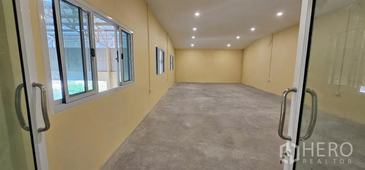 货栈 出租在Lat Krabang, Bangkok - 明亮的夹层办公室，设多扇窗与嵌入式照明