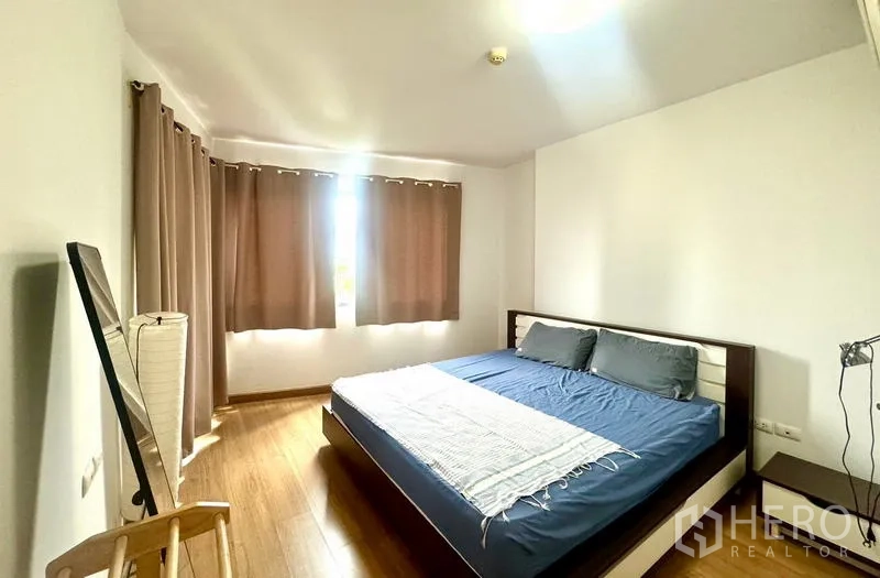 公寓 出租在Huai Khwang, Bangkok - 从另一角度拍摄的第二卧室，可见床、床头柜与木地板。