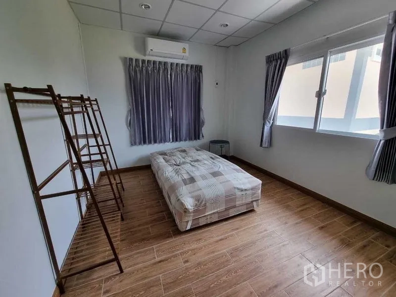 บ้าน ให้เช่าในMueang Nonthaburi, Nonthaburi - ห้องนอนกว้าง หน้าต่างบานใหญ่ แอร์ และราวแขวนเสื้อผ้า
