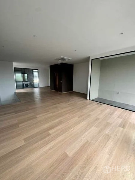 带办公室的家 出租或出售在Lat Phrao, Bangkok - 开放式办公空间，木地板，带玻璃会议区。