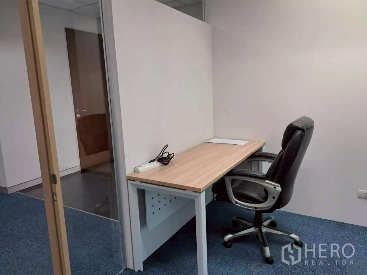 办公室 for rent in Sathon, Bangkok - 单人工作位，书桌、办公椅与隔断墙。