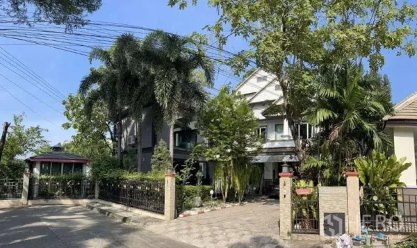 บ้าน ขายในSuan Luang, Bangkok - มุมมองหน้าบ้านริมถนน พร้อมรั้วและต้นปาล์มสูง