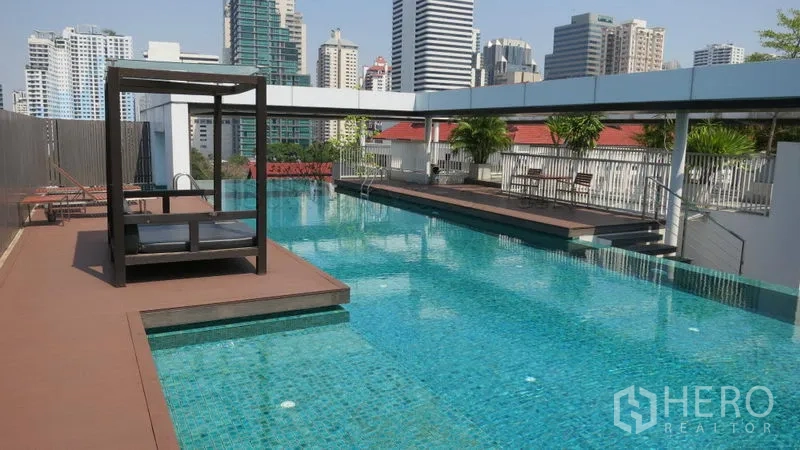 公寓 出租或出售在Watthana, Bangkok - 屋顶泳池，城市天际线景观，日光甲板与躺椅。