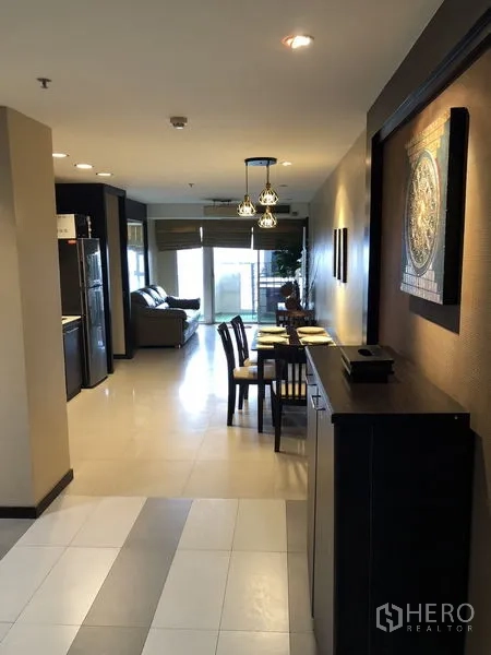 Condominium for rent in Khlong Toei, Bangkok - Long corridor leading from the entry to the living room and balcony.