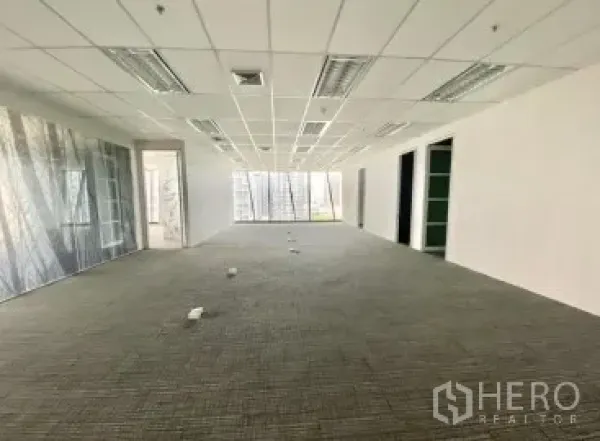 办公空间 出租 - 细长型开放办公区，地毯、顶灯、玻璃隔断与多处地面线槽接口。