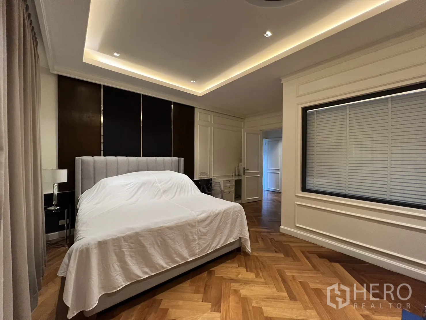 บ้าน ให้เช่าในSuan Luang, Bangkok - ห้องนอนอีกมุมเห็นเตียง โต๊ะทำงาน และหน้าต่างบานใหญ่