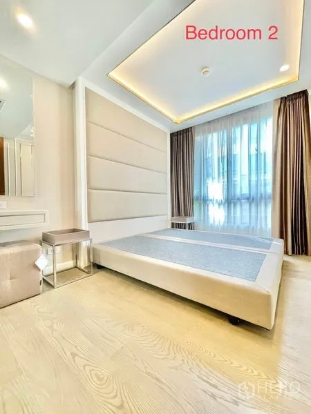 公寓 出售在Huai Khwang, Bangkok - 次卧配大窗、软包床头与纱帘。