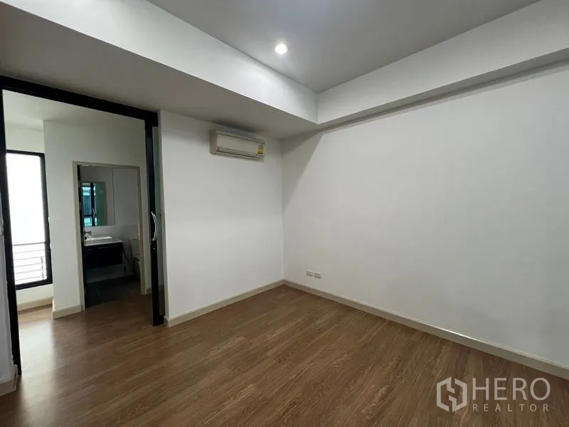 联排别墅 出租或出售在Khlong Toei, Bangkok - 客卧带空调，并有套内卫浴入口。