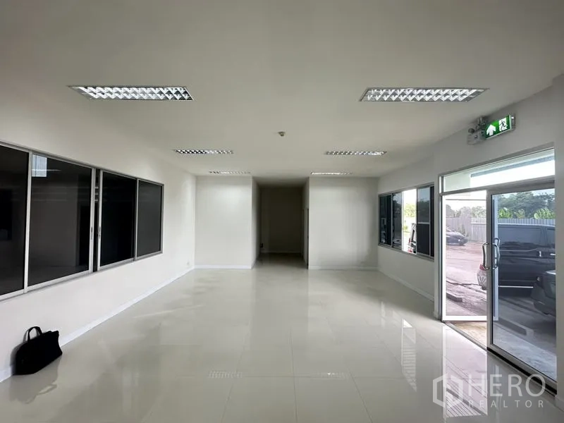 工厂 出租在Bang Phli, Samut Prakan - 办公室前厅，宽幅窗户，亮面瓷砖地，玻璃门通向停车区