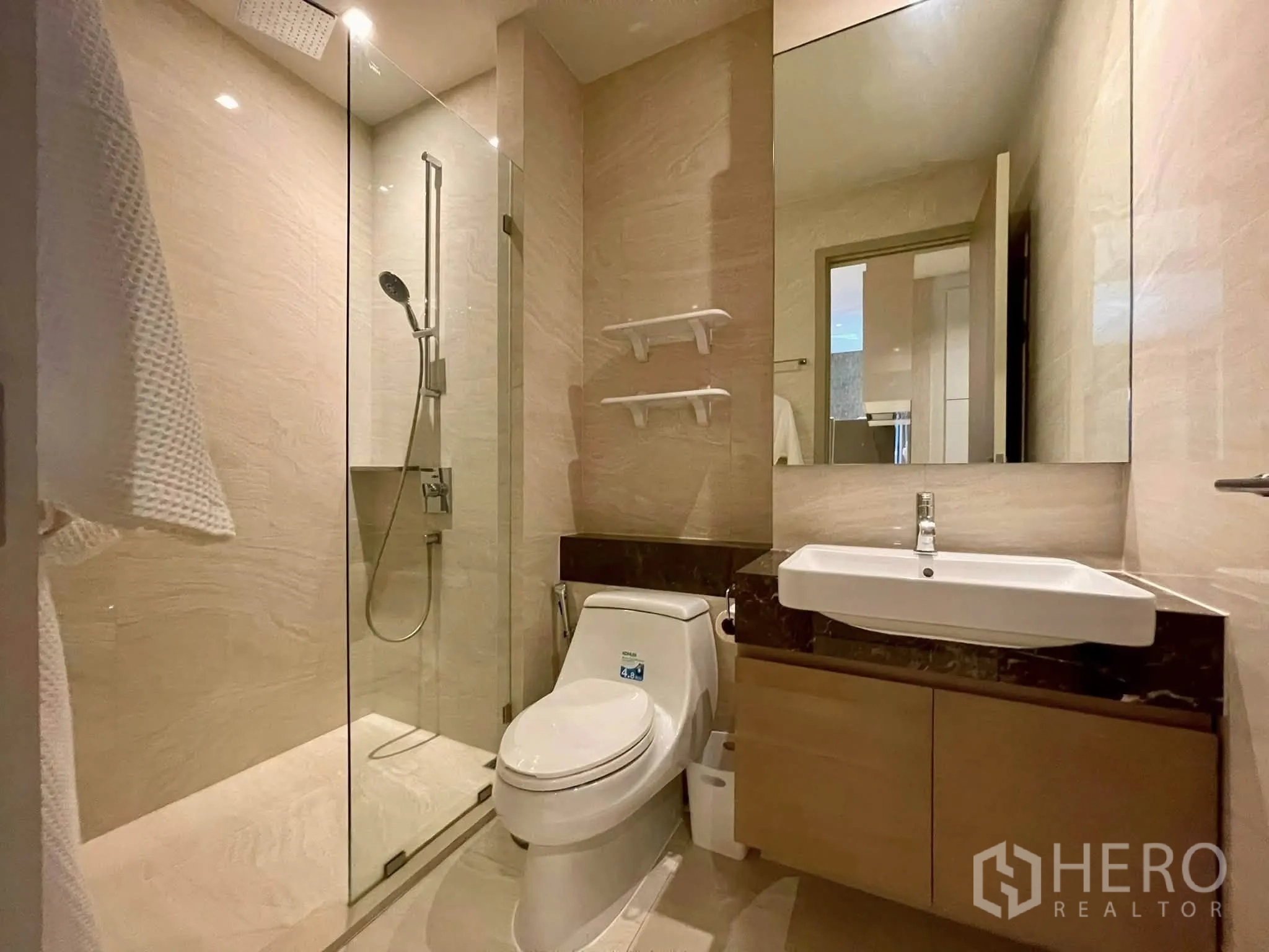 公寓 for rent in Bang Rak, Bangkok - 现代浴室，玻璃淋浴间、顶喷、洗手台和马桶。
