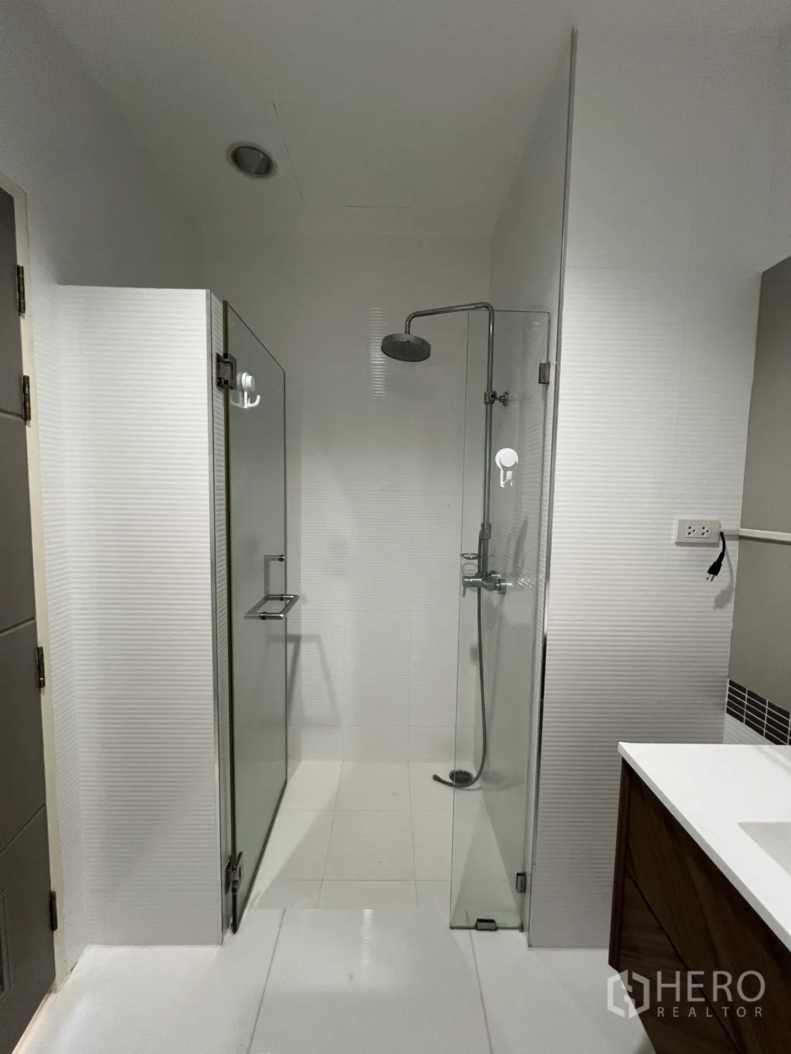 公寓 for rent in Bang Kapi, Bangkok - 主卧配开放式衣柜搁架，并有通往阳台的推拉门。