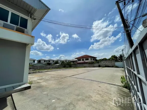 คลังสินค้า ให้เช่าในBang Kapi, Bangkok - ลานคอนกรีตกว้างในรั้วรอบข้างโกดัง เหมาะจอดรถและขนถ่ายสินค้า