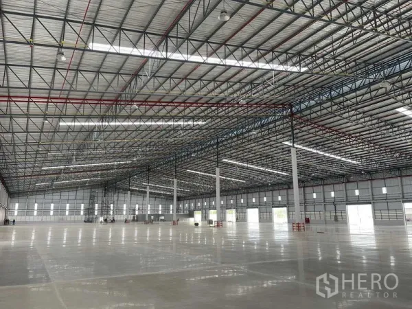 工厂 出租在Si Racha, Chon Buri - 大跨度厂房地面，屋顶采光板与四周窗带。