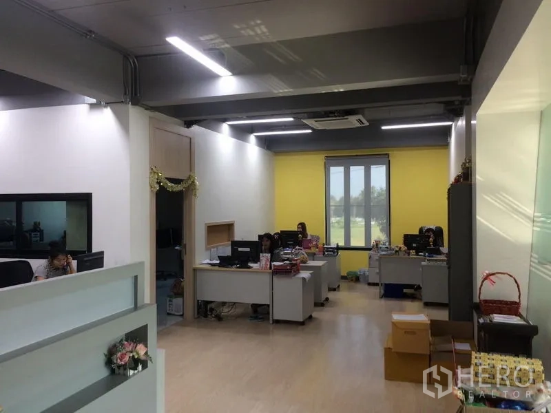 带办公室的家 出售 - 开放式办公区，配有办公桌、线性灯与窗景。