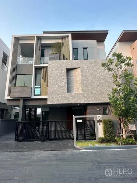 Detached House for rent in Saphan Sung, Bangkok - Modern three-storey detached house facade with gated driveway in Saphan Sung.