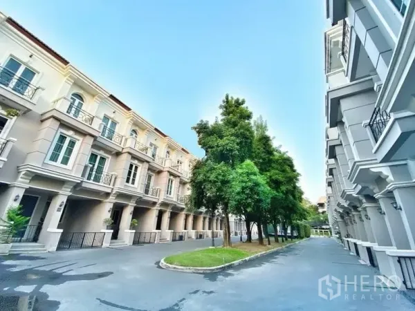 联排别墅 出租在Watthana, Bangkok - 绿荫小路两侧的三层联排别墅外观