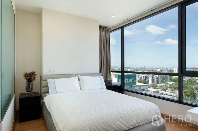 公寓 出租在Watthana, Bangkok - 主卧转角落地窗，尽览曼谷天际线，临近BTS On Nut。