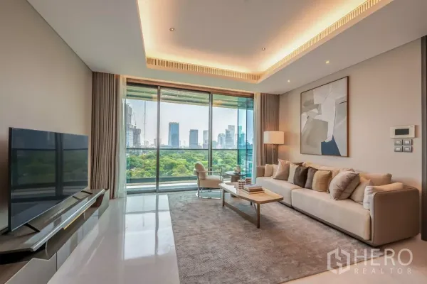 公寓 出租或出售在Pathum Wan, Bangkok - 客厅面向阳台，电视柜与壮阔公园城市景。