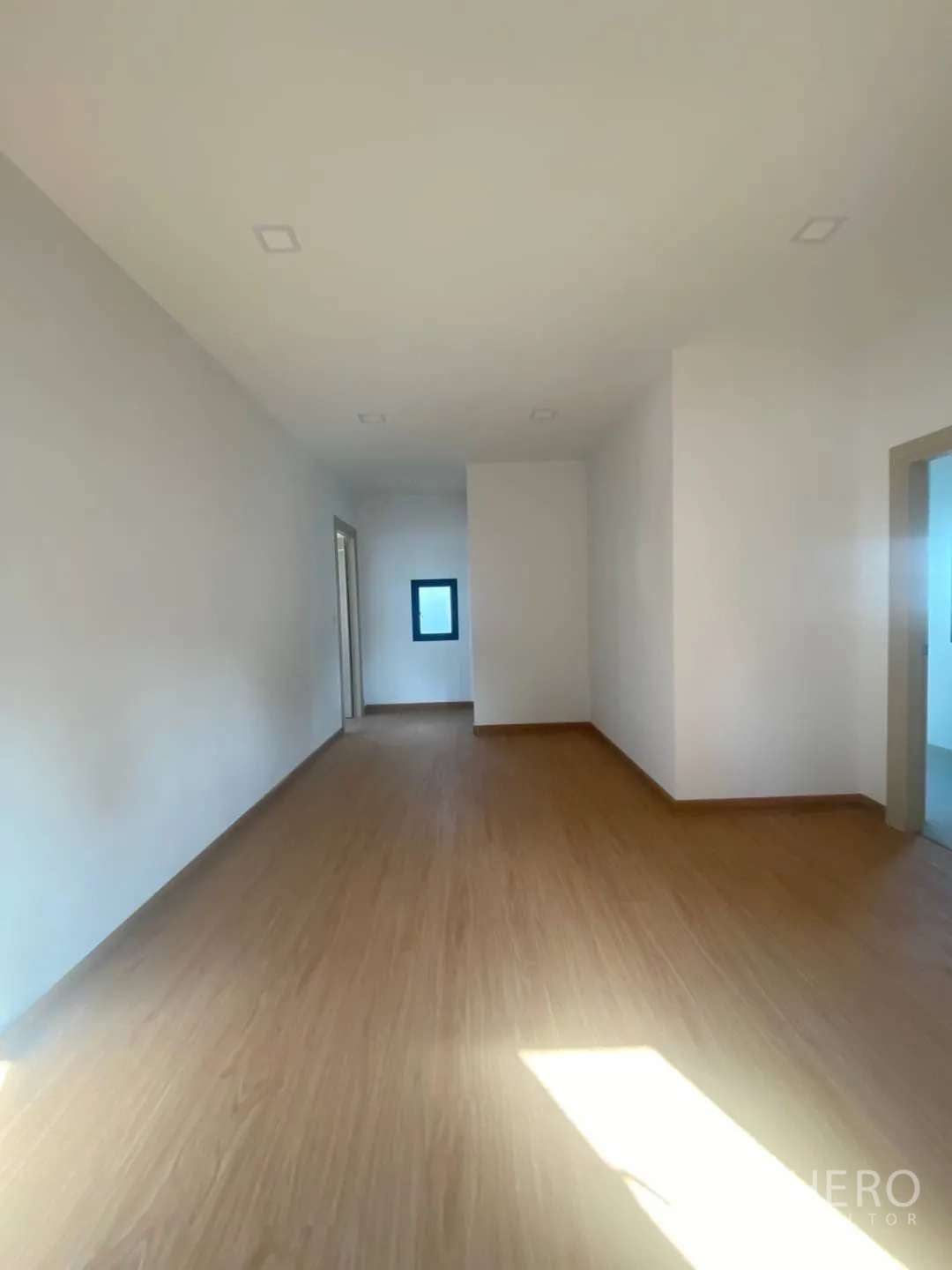 สำนักงานที่บ้าน ขาย - ห้องโล่งลึกพื้นลายไม้ เชื่อมไปยังห้องน้ำพร้อมหน้าต่างด้านข้าง