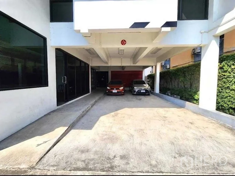 Office Space for rent or sale in Din Daeng, Bangkok - Covered parking area at the front of the building with vehicle access.