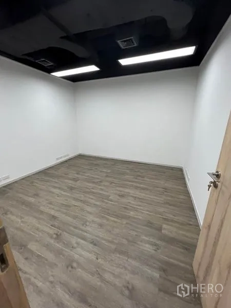 Office Space for rent in Khlong Toei, Bangkok - Square private office with bright LED lights and laminate floors.