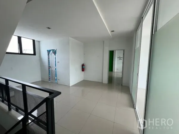 货栈 出租在Bang Phli, Samut Prakan - 楼上过道与楼梯间，带窗户与通往各办公室的走廊，地砖光亮。