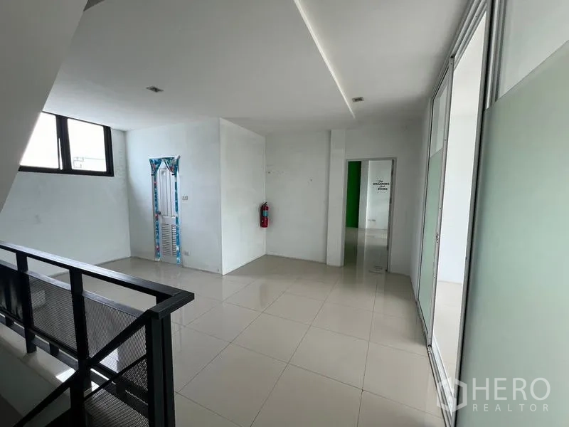 货栈 出租在Bang Phli, Samut Prakan - 楼上过道与楼梯间，带窗户与通往各办公室的走廊，地砖光亮。