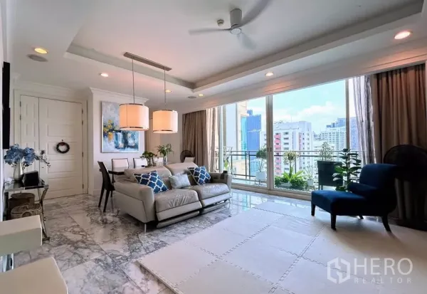 公寓 出售在Watthana, Bangkok - 采光充足的客厅，云石地板、沙发与吊灯，落地窗通向观景阳台。