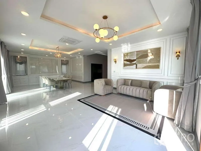 独立式住宅 出租在Bang Phli, Samut Prakan - 宽敞的客餐一体空间，现代灯带与亮面地砖
