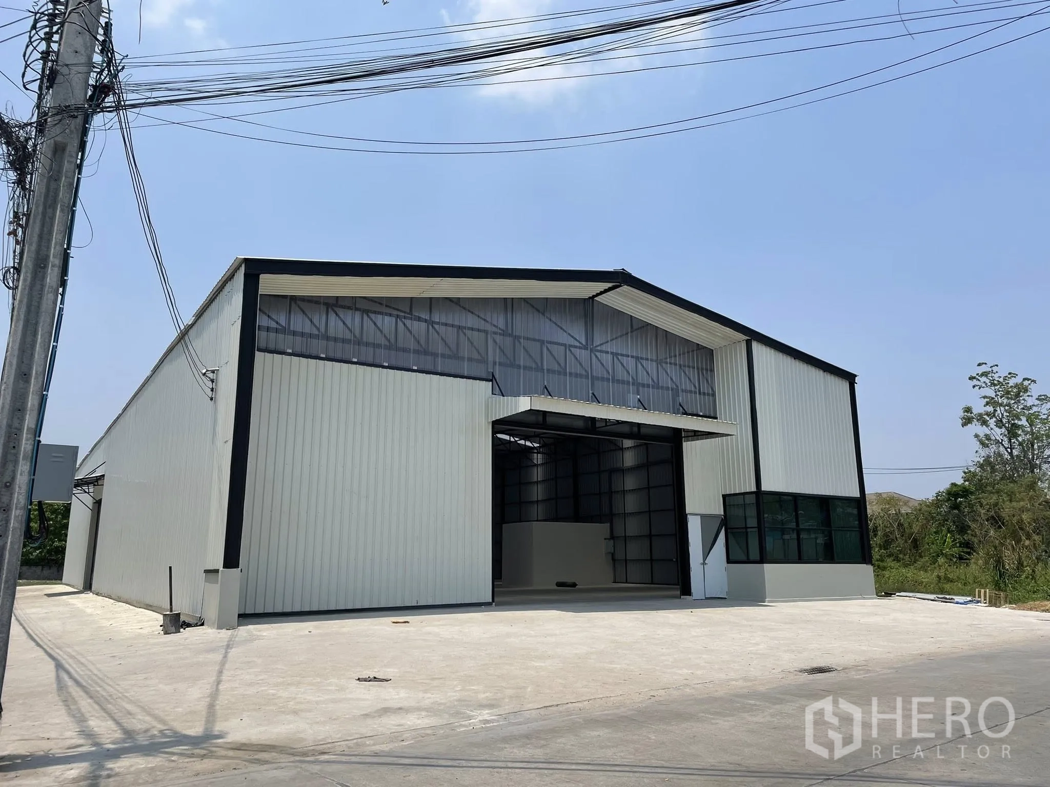 โกดัง for rent in Pak Kret, Nonthaburi - ด้านหน้าอาคารพร้อมช่องโหลดขนาดใหญ่และลานจอดเท