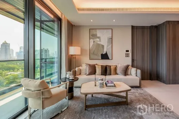 公寓 出租或出售在Pathum Wan, Bangkok - 阳台旁的休闲区，眺望绿地与曼谷天际线