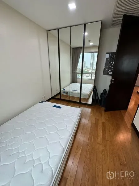 公寓 出租在Yan Nawa, Bangkok - 第三卧室配镜面衣柜与单人床。