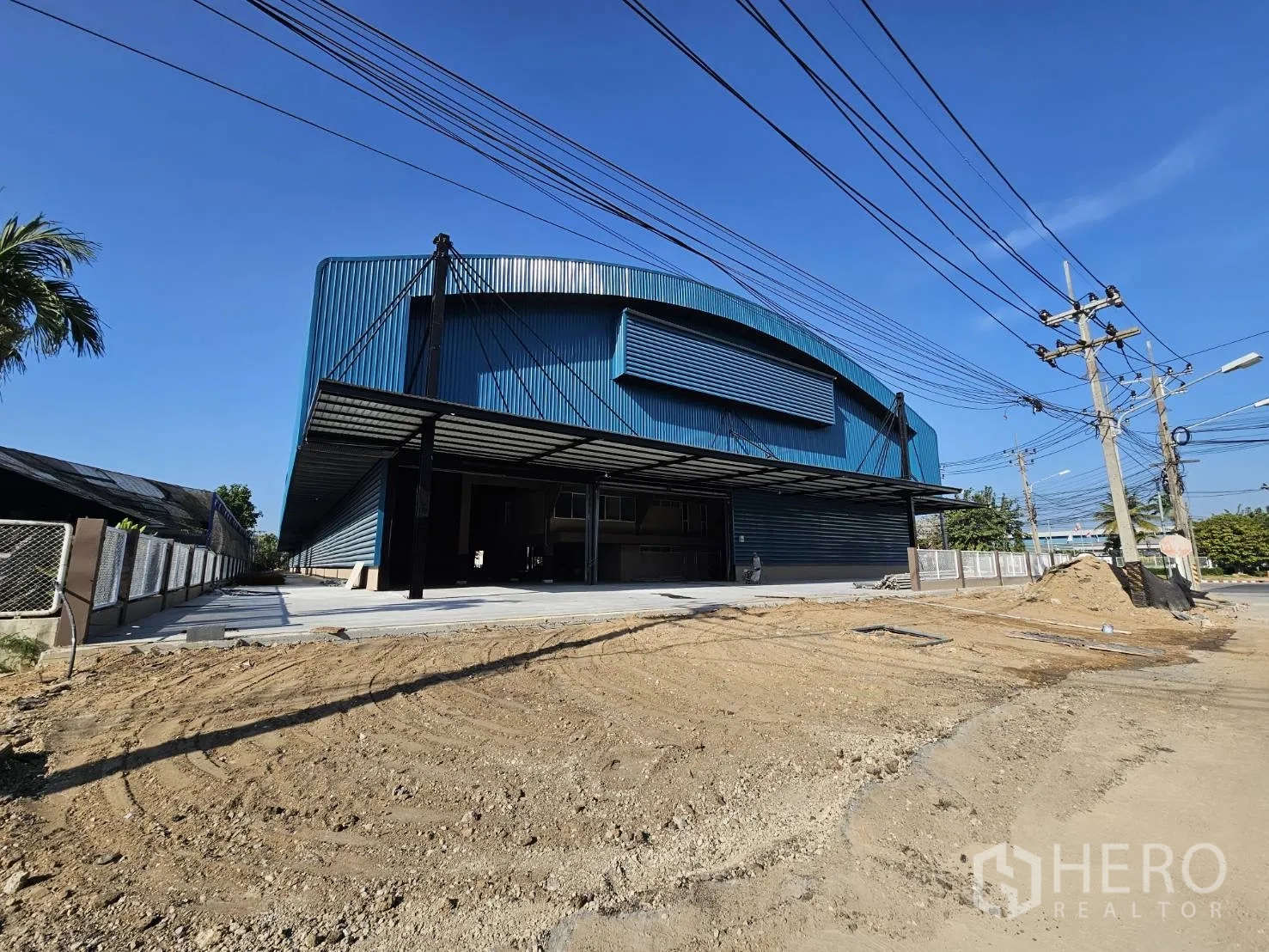 โรงงาน ให้เช่าในChon Buri - หน้ากว้างโรงงานสีน้ำเงินติดถนน พร้อมลานกว้างกำลังปรับพื้นที่