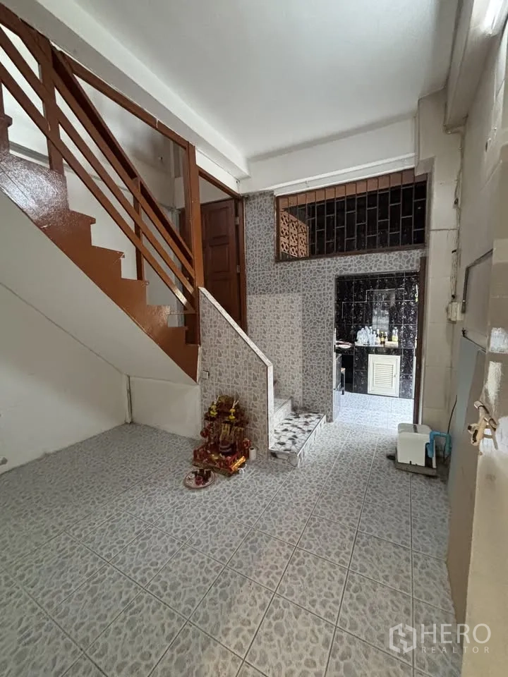 零售空间 for rent in Sathon, Bangkok - 后部区域铺砖并设有通往楼上的楼梯。