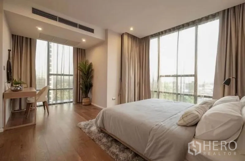 คอนโด ให้เช่าในSathon, Bangkok - ห้องนอนหลักหน้าต่างบานสูง พื้นไม้ มุมโต๊ะทำงาน และวิวเมือง
