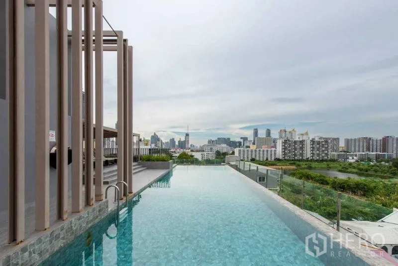 คอนโด ให้เช่าในHuai Khwang, Bangkok - สระว่ายน้ำอินฟินิตี้บนดาดฟ้ามองเห็นวิวเมืองกรุงเทพฯ