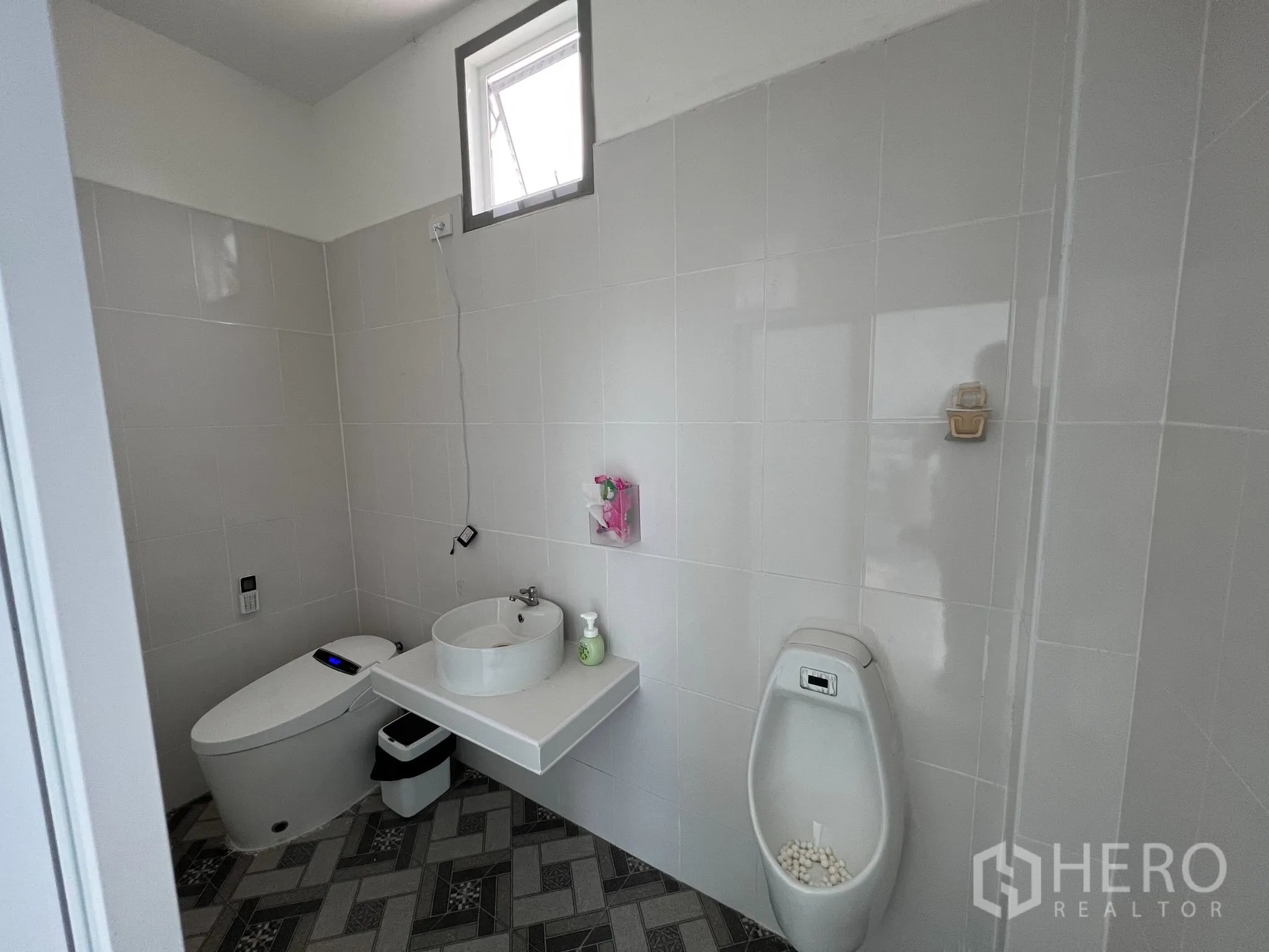 仓库 for sale in Lat Lum Kaeo, Pathum Thani - 宽敞浴厕，设智能马桶、圆形台盆与瓷砖墙面。