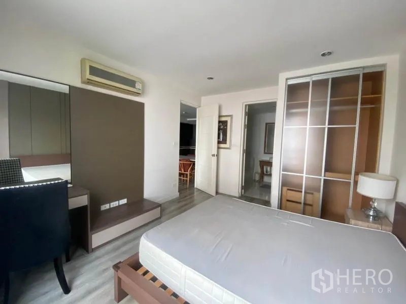 คอนโด ให้เช่าในWatthana, Bangkok - ห้องนอนหลักมีตู้เสื้อผ้าบิวท์อิน โต๊ะทำงาน และเครื่องปรับอากาศ.
