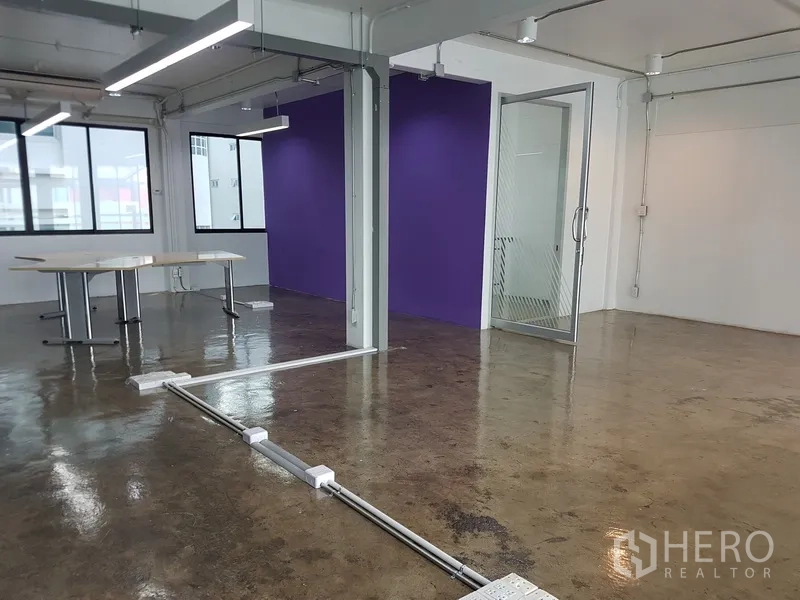 Home Office for sale in Khlong Toei, Bangkok - Open office with wide windows and city views on polished floors.