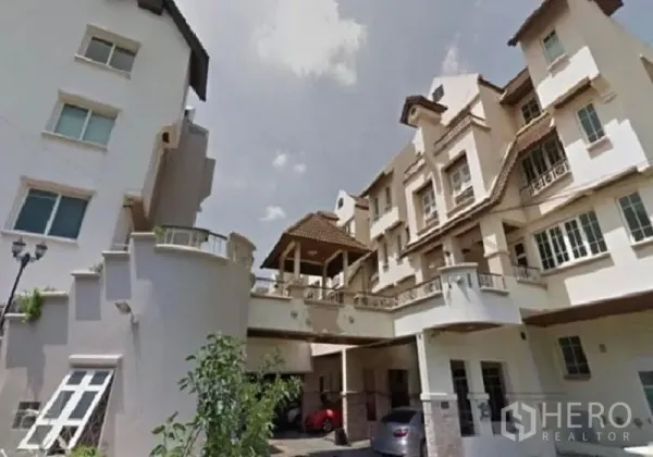 带办公室的家 出租在Chatuchak, Bangkok - 多层居家办公楼外立面，带阳台、斜屋顶和有顶停车位，天空晴朗。
