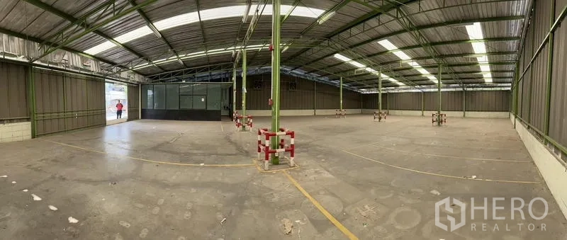 Warehouse for rent in Prawet, Bangkok - Panoramic view of the loading entrance and spacious warehouse floor.