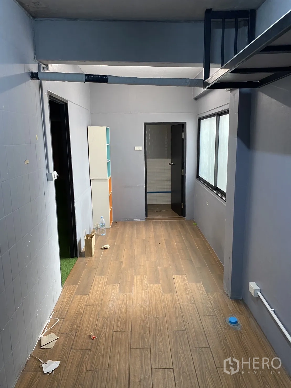 零售空间 出租在Phaya Thai, Bangkok - 小型办公室，木纹地砖，带窗并可通往后方卫生间。
