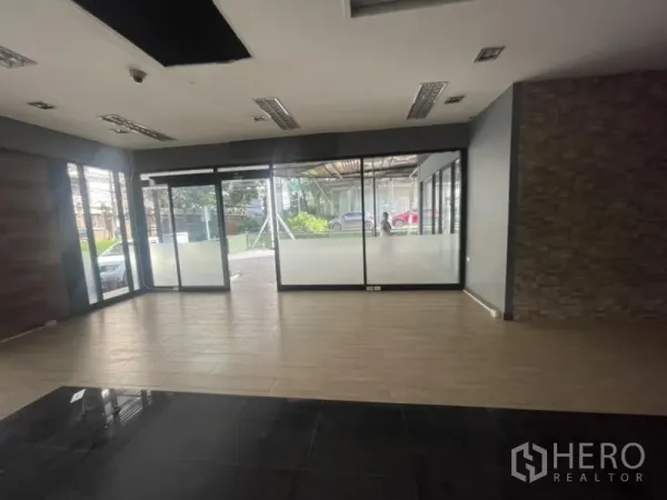 零售空间 出租在Khlong Toei, Bangkok - 开放式室内空间，落地窗与木纹地砖采光充足。