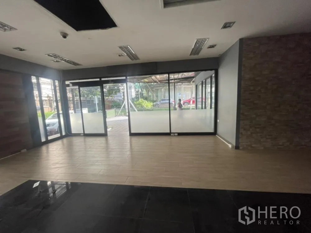 零售空间 出租在Khlong Toei, Bangkok - 开放式室内空间，落地窗与木纹地砖采光充足。