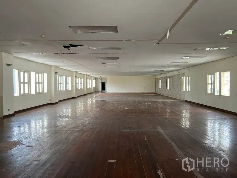 办公空间 出租在Khlong Toei, Bangkok - Phra Khanong 开放式办公室楼层，木地板、白色墙面与成排窗户采光充足。