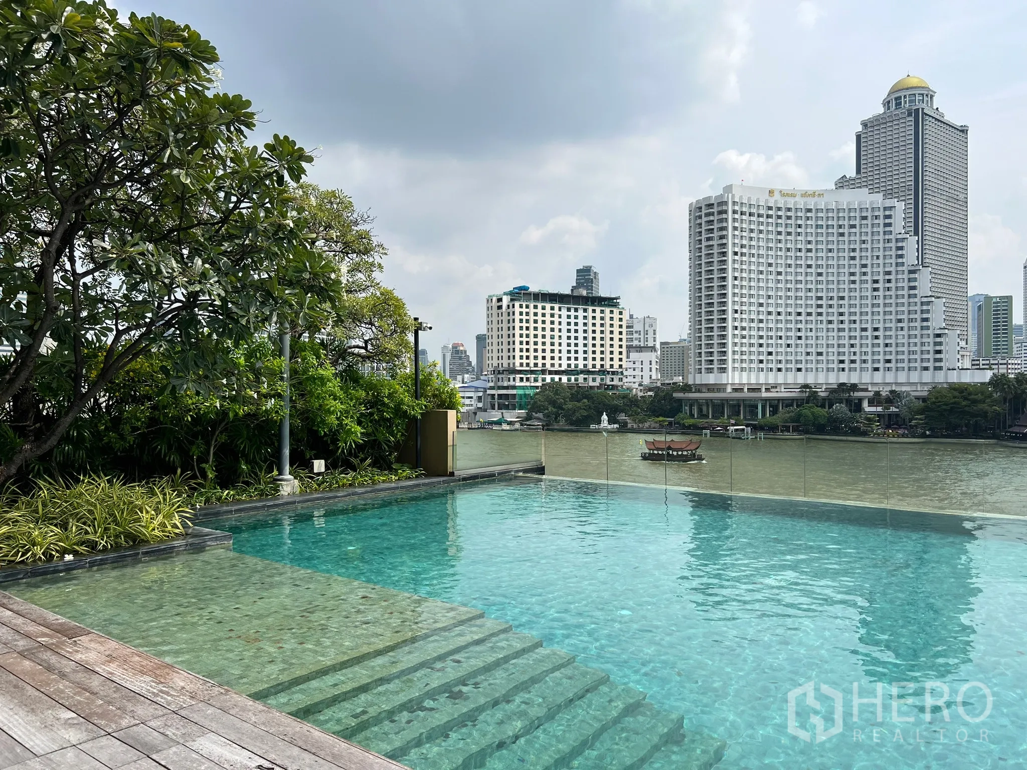 Condominium for sale in Khlong San, Bangkok - Infinity-edge pool with river panorama and skyline hotels.