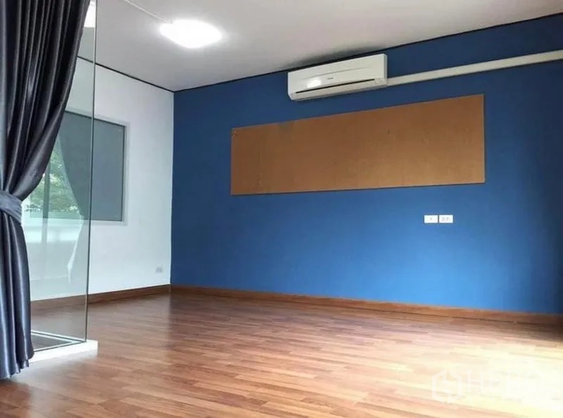 สำนักงานที่บ้าน ให้เช่า - ห้องสไตล์ออฟฟิศ ผนังสีน้ำเงิน กั้นกระจกมุม พร้อมม่านและเครื่องปรับอากาศ