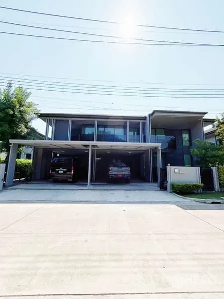 独立式住宅 出租在Bang Kapi, Bangkok - 现代两层独栋住宅立面，三车位车棚。
