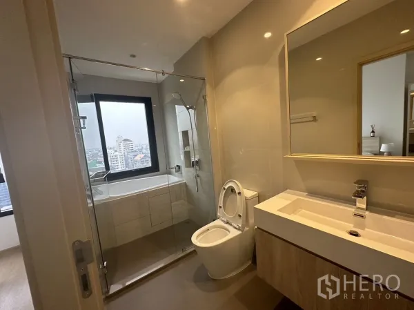 公寓 出租在Watthana, Bangkok - 现代卫浴，玻璃隔断浴缸并可望城市